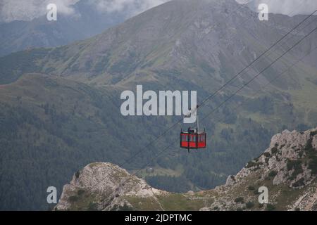 Blick auf die Lagazuoi-Seilbahn am Falzarego-Pass, Dolomiten, Italien. Stockfoto