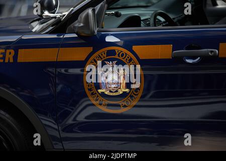 Manhattan, New York, USA - November 11. 2019: New York State Police Car. Emblem an der Tür des Trooper Car Stockfoto