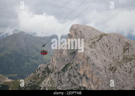 Blick auf die Lagazuoi-Seilbahn am Falzarego-Pass, Dolomiten, Italien. Stockfoto