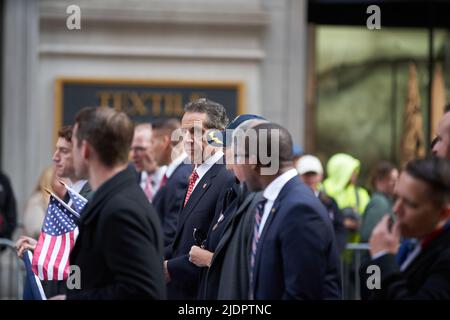 Manhattan, New York, USA - November 11. 2019: Gouverneur Andrew Cuomo hält die US-Flagge bei der Veterans Day Parade in NYC Stockfoto