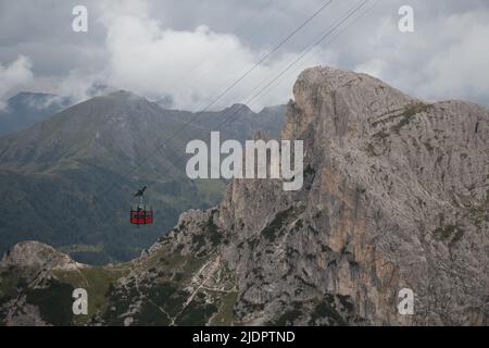 Blick auf die Lagazuoi-Seilbahn am Falzarego-Pass, Dolomiten, Italien. Stockfoto