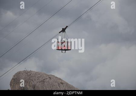 Blick auf die Lagazuoi-Seilbahn am Falzarego-Pass, Dolomiten, Italien. Stockfoto