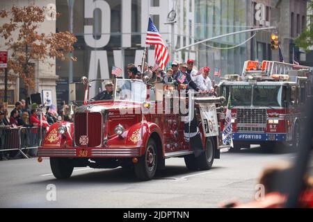 Manhattan, New York, USA - November 11. 2019: Alter FDNY Feuerwehrwagen, Veteranen auf der Rückseite der Feuerwehrmaschine Stockfoto