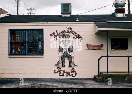 Handgemaltes Schild und Logo von Hamburger King auf der Seite des kleinen Hamburger Restaurants in Montgomery, Alabama, USA. Stockfoto