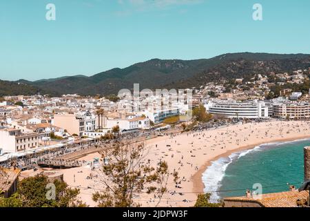 Blick auf den Strand und die Hügel in Tossa de Mar, Spanien. Küste von Katalonien Stockfoto