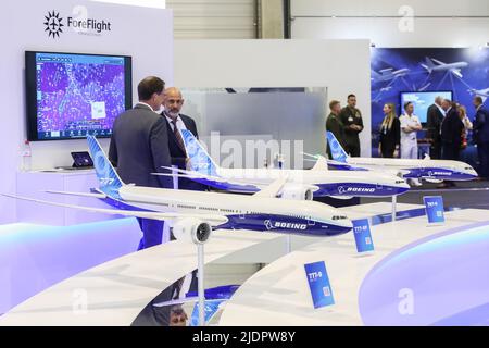 Schönefeld, Deutschland. 22.. Juni 2022. Am 22. Juni 2022 spricht man am Stand von Boeing auf der ILA Berlin Air Show in Schönefeld. Mit rund 550 Ausstellern aus rund 30 Ländern und Regionen startete hier am Mittwoch die ILA Berlin Air Show. Kredit: Shan Yuqi/Xinhua/Alamy Live Nachrichten Stockfoto