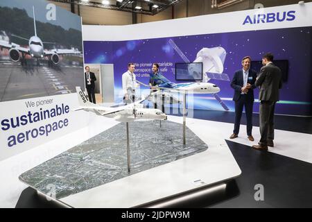 Schönefeld, Deutschland. 22.. Juni 2022. Am 22. Juni 2022 spricht man am Stand von Airbus auf der ILA Berlin Air Show in Schönefeld. Mit rund 550 Ausstellern aus rund 30 Ländern und Regionen startete hier am Mittwoch die ILA Berlin Air Show. Kredit: Shan Yuqi/Xinhua/Alamy Live Nachrichten Stockfoto