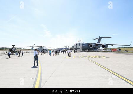 Schönefeld, Deutschland. 22.. Juni 2022. Menschen sehen ausgestellte Flugzeuge auf der ILA Berlin Air Show in Schönefeld, Deutschland, am 22. Juni 2022. Mit rund 550 Ausstellern aus rund 30 Ländern und Regionen startete hier am Mittwoch die ILA Berlin Air Show. Kredit: Shan Yuqi/Xinhua/Alamy Live Nachrichten Stockfoto