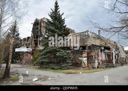 Mriya, Region Kiew, Ukraine - 11. Apr 2022: Zerstörte das Hotel Babushkin Sad während aktiver Feindseligkeiten in der Region Kiew. Krieg Russlands gegen die Ukraine. Stockfoto