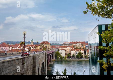 Bild der alten Brücke, stari Most, von Maribor, Slowenien. Die Alte Brücke (Stari Most), auch Staatsbrücke (Državni Most) genannt, die Hauptbrücke Stockfoto