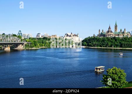 Parliament Hill und Boote im Sommer unter blauem Himmel, Ottawa, Ontario, Kanada. Stockfoto