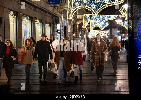 Bild von weißen kaukasischen Frauen, die in den Straßen von Belgrad, der Hauptstadt Serbiens, stehen, während sie während der Korona eine Atemmaske tragen Stockfoto