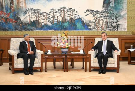 Peking, China. 22.. Juni 2022. Der chinesische Staatsrat und Außenminister Wang Yi trifft sich mit Pradeep Kumar Rawat, Indiens neuem Botschafter in China, in Peking, der Hauptstadt Chinas, am 22. Juni 2022. Kredit: Yin Bogu/Xinhua/Alamy Live Nachrichten Stockfoto