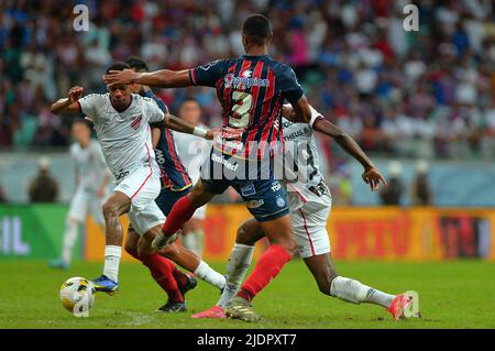 Salvador, Bahia, Brasilien. 22.. Juni 2022. Brasilianische Fußballmeisterschaft: Bahia gegen Athletico Paranaense. 22. Juni 2022, Salvador, Bahia, Brasilien: Fußballspiel zwischen Bahia und Athletico Paranaense, gültig für die Runde des 16. Brasilien-Fußballs, die am Mittwoch (22) in der Arena Fonte Nova in Salvador (BA) ausgetragen wird. Athletico Paranaense gewann das Spiel mit 2:1, mit Toren von Pedro Rocha und Christian. Bild: Walmir Cirne/Thenews2 (Bild: © Walmir Cirne/TheNEWS2 via ZUMA Press Wire) Stockfoto