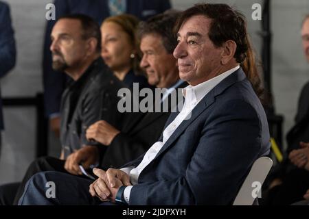 22. Juni 2022, Tarrytown, New York, USA: Dr. Leonard Schleifer, Mitbegründer und CEO von Regeneron, nimmt an der Ankündigung von Gouverneur Kathy Hochul Teil, die während des Spatenstichs für Regeneron-Anlagen auf dem Firmengelände in Tarrytown stattfand. Regeneron ist führend in der Biotechnologie und erfindet und produziert lebensverändernde Medikamente für Menschen mit schweren Krankheiten. Das Unternehmen entdeckte und produzierte Medikamente zur Behandlung von Patienten mit schweren COVID-19-Implikationen. Die neuen Anlagen werden bis 2025 fertiggestellt sein. (Bild: © Lev Radin/Pacific Press via ZUMA Press Wire) Stockfoto