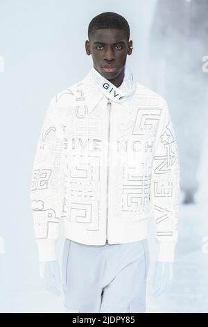 GIVENCHY Herren SS23 Laufsteg während der Paris Fashion Week Menswear am 2022. Juni - Paris, Frankreich. 22/06/2022 Stockfoto