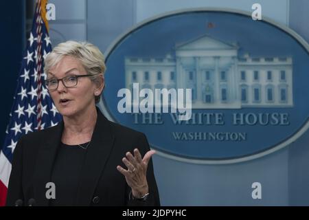 Washington, Usa. 22.. Juni 2022. Die Energieministerin der Vereinigten Staaten, Jennifer Granholm, nimmt am Mittwoch, den 22. Juni 2022, an einem Briefing im Weißen Haus in Washington, DC, Teil. Foto von Chris Kleponis/UPI Kredit: UPI/Alamy Live News Stockfoto