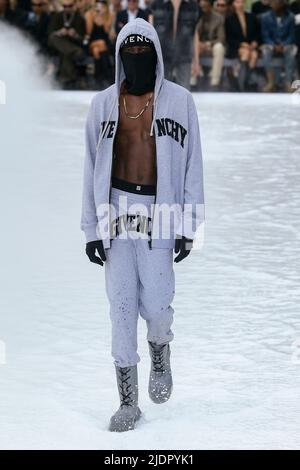 GIVENCHY Herren SS23 Laufsteg während der Paris Fashion Week Menswear am 2022. Juni - Paris, Frankreich. 22/06/2022 Stockfoto