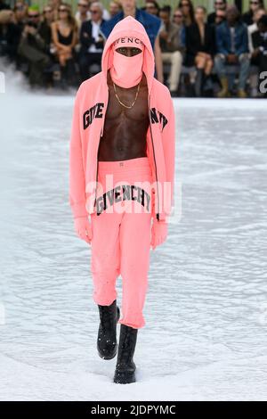 GIVENCHY Herren SS23 Laufsteg während der Paris Fashion Week Menswear am 2022. Juni - Paris, Frankreich. 22/06/2022 Stockfoto