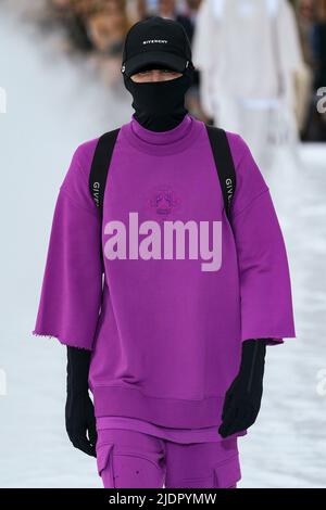 GIVENCHY Herren SS23 Laufsteg während der Paris Fashion Week Menswear am 2022. Juni - Paris, Frankreich. 22/06/2022 Stockfoto