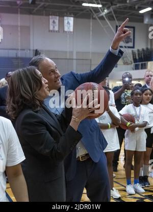 Washington, Usa. 22.. Juni 2022. Der zweite Herr Doug Emhoff weist die US-Vizepräsidentin Kamala Harris an, wie man einen Korb macht, während sie einen überraschenden Besuch bei einem Field Day machen, der vom Bildungsministerium und der Women's Sports Foundation veranstaltet wird, um den 50.. Jahrestag von Titel IX an der American University zu begehen Gymnasium in Washington, DC am 22. Juni 2022. Foto von Ron Sachs/UPI Credit: UPI/Alamy Live News Stockfoto