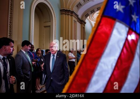 Washington, Vereinigte Staaten. 22.. Juni 2022. Der Senator der Vereinigten Staaten, Patrick Leahy (Demokrat von Vermont), kommt am Mittwoch, den 22. Juni 2022, an der Senatskammer des US-Kapitols in Washington, DC vorbei. Kredit: Rod Lampey/CNP/dpa/Alamy Live Nachrichten Stockfoto