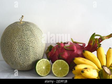 Frische tropische Früchte auf weißem Hintergrund Stockfoto