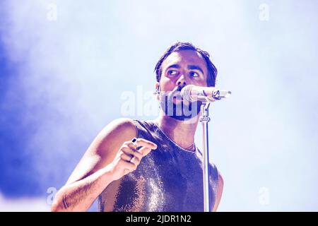 Rom, Italien. 22.. Juni 2022. Der italienische Sänger Marco Mengoni tritt während seines Konzerts im Olimpic Stadium in Rom auf der Bühne auf. Kredit: SOPA Images Limited/Alamy Live Nachrichten Stockfoto