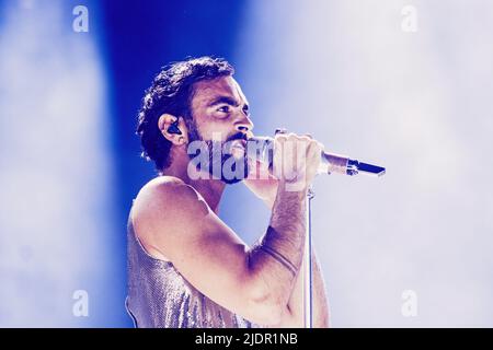 Rom, Italien. 22.. Juni 2022. Der italienische Sänger Marco Mengoni tritt während seines Konzerts im Olimpic Stadium in Rom auf der Bühne auf. Kredit: SOPA Images Limited/Alamy Live Nachrichten Stockfoto