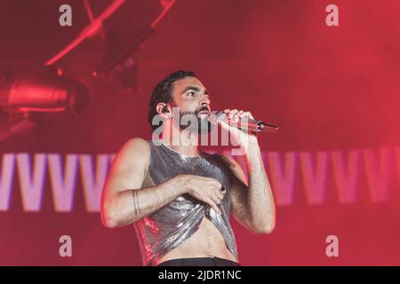 Rom, Italien. 22.. Juni 2022. Der italienische Sänger Marco Mengoni tritt während seines Konzerts im Olimpic Stadium in Rom auf der Bühne auf. Kredit: SOPA Images Limited/Alamy Live Nachrichten Stockfoto