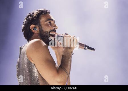 Rom, Italien. 22.. Juni 2022. Der italienische Sänger Marco Mengoni tritt während seines Konzerts im Olimpic Stadium in Rom auf der Bühne auf. (Foto von Valeria Magri/SOPA Images/Sipa USA) Quelle: SIPA USA/Alamy Live News Stockfoto