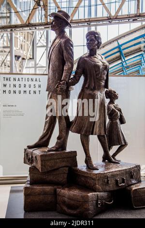 London, Großbritannien. 22.. Juni 2022. Das Denkmal, in dem ein Mann, eine Frau und ein Kind auf Koffern stehen, wurde anlässlich des jährlichen Windrush Day enthüllt. Der Windrush Day markiert die Ankunft karibischer Einwanderer an den Küsten Großbritanniens am 22. Juni jedes Jahres - dem Tag, an dem HMT Empire Windrush 1948 an den Tilbury Docks ankam. Kredit: SOPA Images Limited/Alamy Live Nachrichten Stockfoto