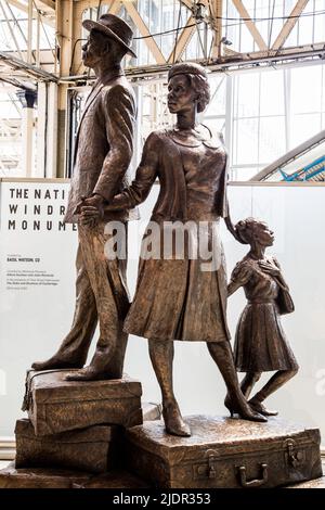 London, Großbritannien. 22.. Juni 2022. Das Denkmal, in dem ein Mann, eine Frau und ein Kind auf Koffern stehen, wurde anlässlich des jährlichen Windrush Day enthüllt. Der Windrush Day markiert die Ankunft karibischer Einwanderer an den Küsten Großbritanniens am 22. Juni jedes Jahres - dem Tag, an dem HMT Empire Windrush 1948 an den Tilbury Docks ankam. (Foto: Thabo Jaiyesimi/SOPA Images/Sipa USA) Quelle: SIPA USA/Alamy Live News Stockfoto