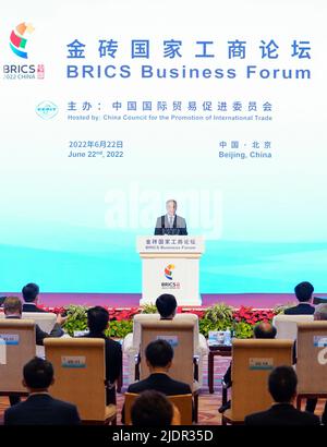 Peking, China. 22.. Juni 2022. Der chinesische Vizepremierminister Hu Chunhua steht der Eröffnungszeremonie des BRICS-Wirtschaftsforums am 22. Juni 2022 in Peking, der Hauptstadt Chinas, vor. Kredit: Yin Bogu/Xinhua/Alamy Live Nachrichten Stockfoto