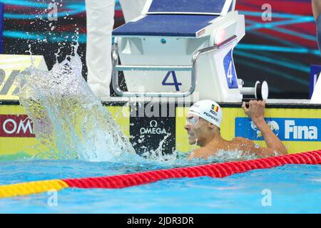 Budapest, Ungarn. 22.. Juni 2022. David Popovici aus Rumänien feiert nach dem Freestyle-Finale der Herren 100m bei den FINA-Weltmeisterschaften 19. in Budapest, Ungarn, am 22. Juni 2022. Quelle: Zheng Huansong/Xinhua/Alamy Live News Stockfoto