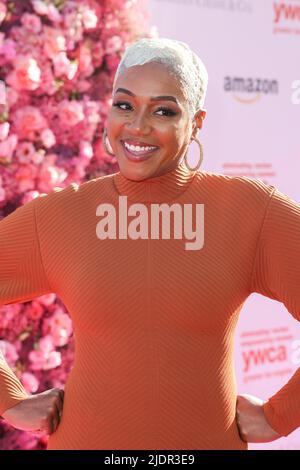 Inglewood, Kalifornien, USA. 14.. Juni 2022. Tiffany Haddish nimmt an der YWCA Greater Los Angeles (YWCA-GLA) 2022 Phenomenal Woman Award-Preisverleihung Teil, bei der Ersthelfer im SoFi Stadium in Inglewood, Kalifornien, geehrt werden. Kredit: Sheri Determan Stockfoto