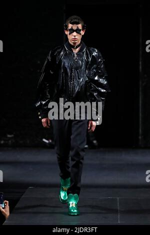 Paris, Frankreich. 22.. Juni 2022. Ein Model präsentiert eine Kreation aus der Frühjahr/Sommer 2023 Herrenkollektion des belgischen Designers Walter Van Beirendonck während der Paris Fashion Week am 22. Juni 2022 in Paris, Frankreich. Quelle: Piero Biasion/Xinhua/Alamy Live News Stockfoto