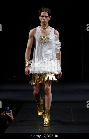 Paris, Frankreich. 22.. Juni 2022. Ein Model präsentiert eine Kreation aus der Frühjahr/Sommer 2023 Herrenkollektion des belgischen Designers Walter Van Beirendonck während der Paris Fashion Week am 22. Juni 2022 in Paris, Frankreich. Quelle: Piero Biasion/Xinhua/Alamy Live News Stockfoto