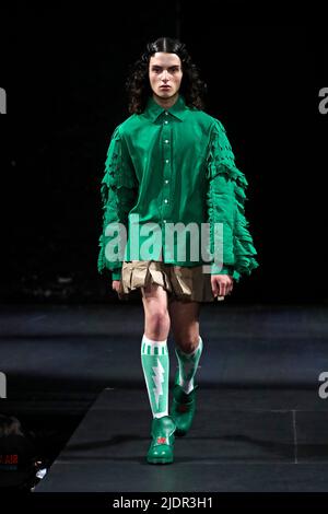 Paris, Frankreich. 22.. Juni 2022. Ein Model präsentiert eine Kreation aus der Frühjahr/Sommer 2023 Herrenkollektion des belgischen Designers Walter Van Beirendonck während der Paris Fashion Week am 22. Juni 2022 in Paris, Frankreich. Quelle: Piero Biasion/Xinhua/Alamy Live News Stockfoto