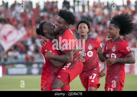 Toronto, Ontario, Kanada. 22.. Juni 2022. Kosi Thompson (47), Jayden Nelson (11), Ralph Priso-Mbongue (8) und Ayo Akinola (20) feiern, nachdem Akinola während des Canadian Championship-Spiels zwischen dem FC Toronto und CF Montreal ein Tor erzielte. Das Spiel endete 4-0 für den FC Toronto. (Bild: © Angel Marchini/ZUMA Press Wire) Stockfoto