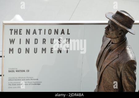 London, Großbritannien, 22.. Juni 2022. Anlässlich des Windrush Day wird auf der Waterloo Station eine Statue des jamaikanischen Bildhauers Basil Watson enthüllt, die die Windrush-Pioniere feiert, die 1948 und bis 1971 aus karibischen Ländern in den Tilbury Docks ankamen. Die drei Figuren, die einen Mann, eine Frau und ein Kind darstellen, symbolisieren das Band der Windrush-Generation. Kredit: Elfte Stunde Fotografie/Alamy Live Nachrichten Stockfoto