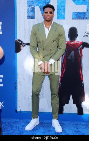 Burbank, USA. 22.. Juni 2022. Giannis Antetokounmpo kommt bei der Disney RISE Premiere an, die am Mittwoch, 22. Juni 2022, in den Disney Studios in Burbank, CA, stattfand. (Foto: Juan Pablo Rico/Sipa USA) Quelle: SIPA USA/Alamy Live News Stockfoto