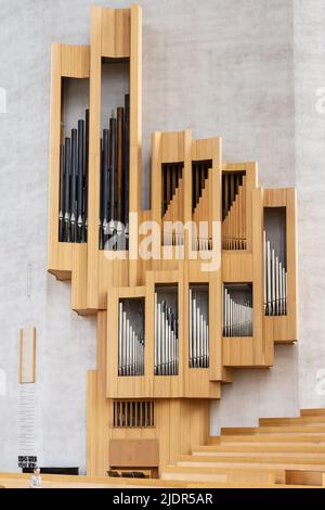 Orgel der Evangelisch-Lutherischen Kaleva-Kirche Finnlands, die vom finnischen Architekten Reima Pietilä im finnischen Stadtteil Liisankallio von Tampere entworfen wurde Stockfoto