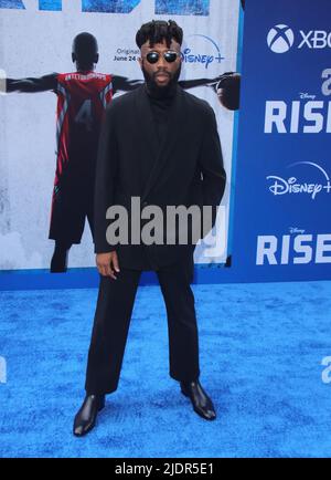 Burbank, USA. 22.. Juni 2022. Re Olunuga kommt bei der Disney RISE Premiere an, die am Mittwoch, 22. Juni 2022, in den Disney Studios in Burbank, CA, stattfand. (Foto: Juan Pablo Rico/Sipa USA) Quelle: SIPA USA/Alamy Live News Stockfoto