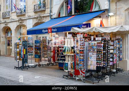 Kleiner Touristen- und Souvenirladen in Paris, Frankreich, Mittwoch, 25. Mai 2022.Foto: David Rowland / One-Image.com Stockfoto