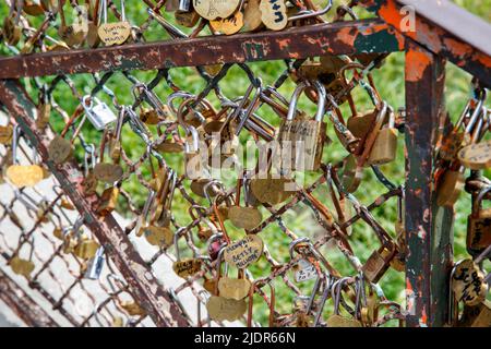 Vorhängeschlösser an einem Zaun in der Nähe von Sacre Coeur, Paris, Frankreich, Donnerstag, 26. Mai, 2022.Foto: David Rowland / One-Image.com Stockfoto