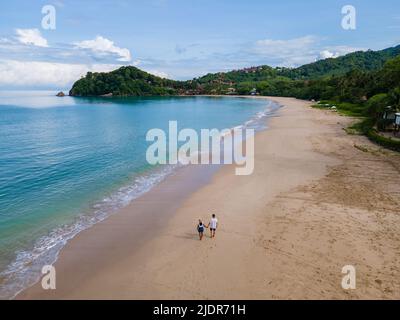 Ko Lanta Krabi Thailand, tropischer weißer Strand auf Koh Lanta Thailand, tropische Insel, Drohnenaufnahme des Strandes. Paar Männer und Frauen am Strand Stockfoto