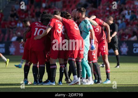 Toronto, Kanada. 22.. Juni 2022. Die Spieler des FC Toronto huddeln während des Canadian Championship-Spiels zwischen dem FC Toronto und CF Montreal auf dem BMO-Feld. Das Spiel endete 4-0 für den FC Toronto. (Foto von Angel Marchini/SOPA Images/Sipa USA) Quelle: SIPA USA/Alamy Live News Stockfoto