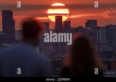 London, Großbritannien. 22.. Juni 2022. UK Wetter: Dramatischer tiefroter und oranger Sonnenuntergang über der Stadt von der Spitze des Greenwich Park aus gesehen. Kredit: Guy Corbishley/Alamy Live Nachrichten Stockfoto