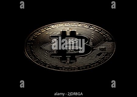 Rottweil, Deutschland. 22.. Juni 2022. Das Logo der Kryptowährung Bitcoin ist auf einer symbolischen 'Bitcoin-Münze' in einem Büro zu sehen. Kredit: Silas Stein/dpa/Alamy Live Nachrichten Stockfoto
